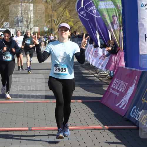 12.04.2026 - 45. Internationalen Wilhelmsburger Insellauf Strokosch-Dieckow http://msf.ph/oto/9456178 12.04.2026 11:02:53 Ziel 2418, 2398, 4595, 4597 meine-sportfotos.de