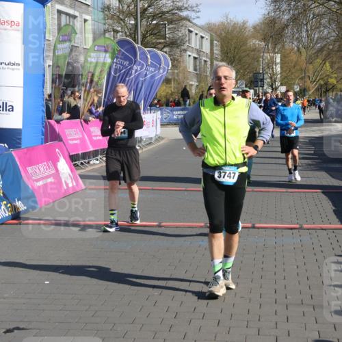 12.04.2026 - 45. Internationalen Wilhelmsburger Insellauf Strokosch-Dieckow http://msf.ph/oto/9456244 12.04.2026 10:45:42 Ziel 3054, 2376, 2300, 3334 meine-sportfotos.de
