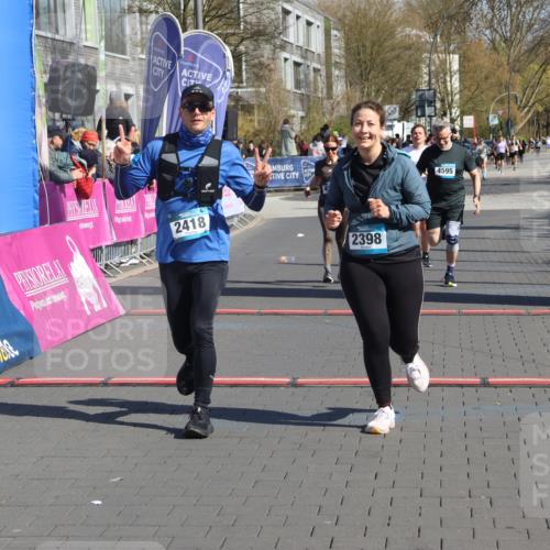 12.04.2026 - 45. Internationalen Wilhelmsburger Insellauf Strokosch-Dieckow http://msf.ph/oto/9456266 12.04.2026 11:02:55 Ziel 2418, 2398, 4595, 4597, 4825 meine-sportfotos.de