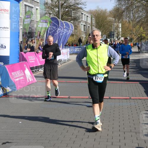 12.04.2026 - 45. Internationalen Wilhelmsburger Insellauf Strokosch-Dieckow http://msf.ph/oto/9456268 12.04.2026 10:45:42 Ziel 3054, 2376, 2300, 3334 meine-sportfotos.de