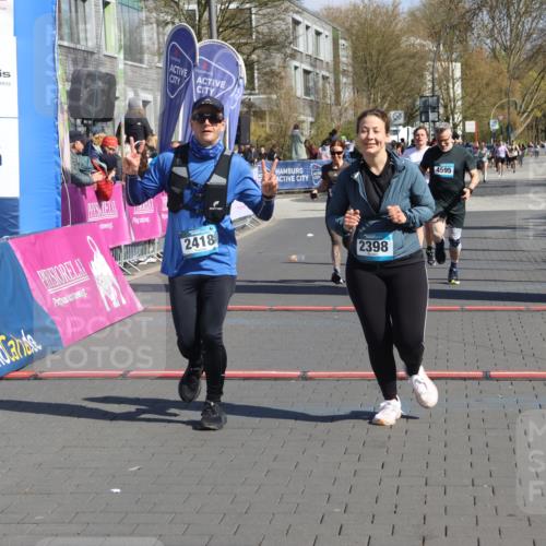 12.04.2026 - 45. Internationalen Wilhelmsburger Insellauf Strokosch-Dieckow http://msf.ph/oto/9456277 12.04.2026 11:02:55 Ziel 2418, 2398, 4595, 4597, 4825 meine-sportfotos.de