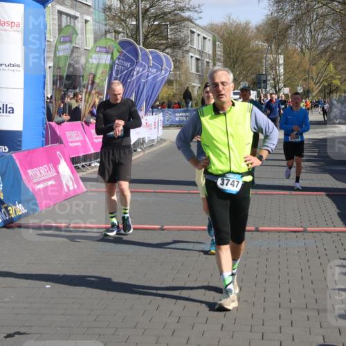 12.04.2026 - 45. Internationalen Wilhelmsburger Insellauf Strokosch-Dieckow http://msf.ph/oto/9456284 12.04.2026 10:45:42 Ziel 3054, 2376, 2300, 3334 meine-sportfotos.de