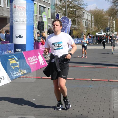 12.04.2026 - 45. Internationalen Wilhelmsburger Insellauf Strokosch-Dieckow http://msf.ph/oto/9456427 12.04.2026 11:03:01 Ziel 4595, 4597, 4825, 2122 meine-sportfotos.de