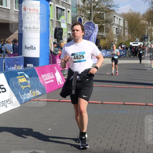 12.04.2026 - 45. Internationalen Wilhelmsburger Insellauf Strokosch-Dieckow http://msf.ph/oto/9456435 12.04.2026 11:03:01 Ziel 4595, 4597, 4825, 2122 meine-sportfotos.de