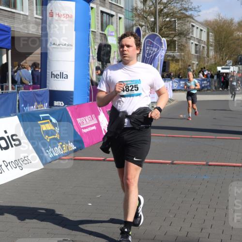12.04.2026 - 45. Internationalen Wilhelmsburger Insellauf Strokosch-Dieckow http://msf.ph/oto/9456451 12.04.2026 11:03:01 Ziel 4595, 4597, 4825, 2122 meine-sportfotos.de