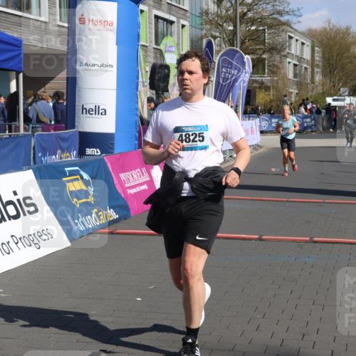 12.04.2026 - 45. Internationalen Wilhelmsburger Insellauf Strokosch-Dieckow http://msf.ph/oto/9456459 12.04.2026 11:03:01 Ziel 4595, 4597, 4825, 2122 meine-sportfotos.de