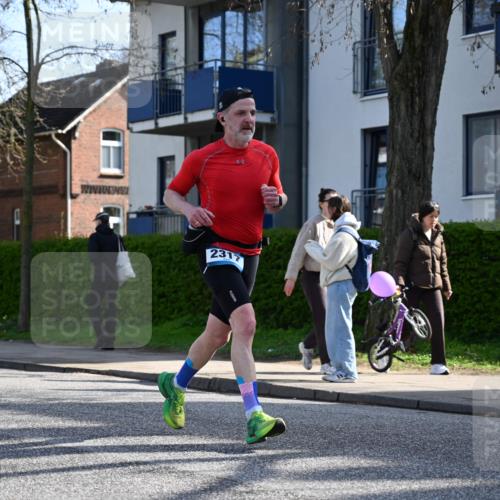 12.04.2026 - 45. Internationalen Wilhelmsburger Insellauf J. Mangold http://msf.ph/oto/9456533 12.04.2026 10:30:26 Ziel 3081, 3958, 4340, 2317, 5841, 5236, 4713, 2323, 4787, 3095, 3016, 3016, 2831, 5811, 2325, 5661 meine-sportfotos.de