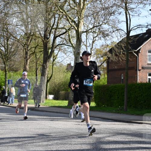 12.04.2026 - 45. Internationalen Wilhelmsburger Insellauf J. Mangold http://msf.ph/oto/9456546 12.04.2026 10:30:36 Ziel 5841, 5236, 4713, 2323, 4787, 3095, 3016, 2831, 5811, 2325, 5661, 5661, 4766, 4329, 4212, 5526 meine-sportfotos.de