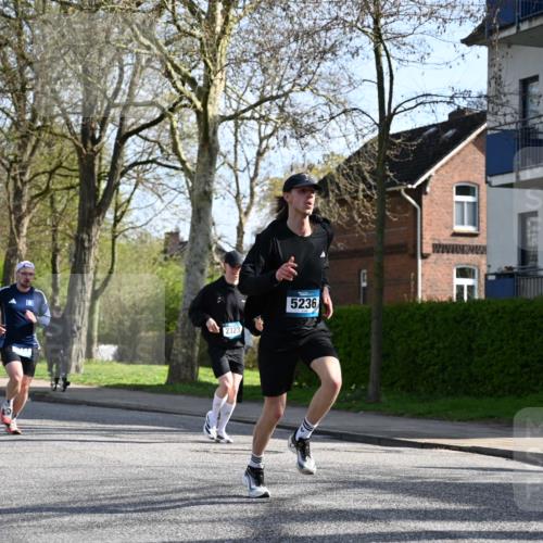 12.04.2026 - 45. Internationalen Wilhelmsburger Insellauf J. Mangold http://msf.ph/oto/9456548 12.04.2026 10:30:36 Ziel 5841, 5236, 4713, 2323, 4787, 3095, 3016, 2831, 5811, 2325, 5661, 5661, 4766, 4329, 4212, 5526 meine-sportfotos.de