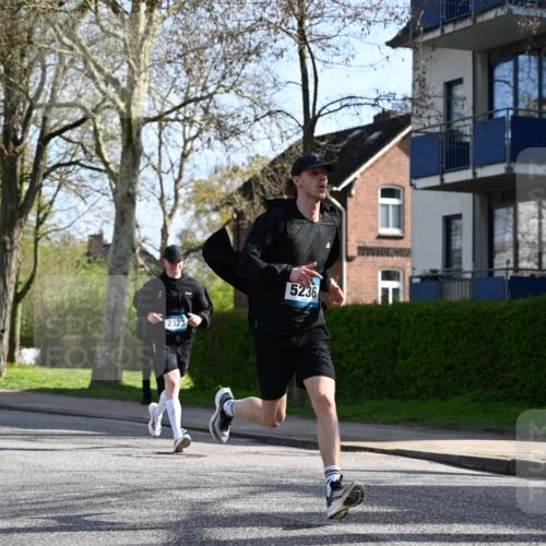 12.04.2026 - 45. Internationalen Wilhelmsburger Insellauf J. Mangold http://msf.ph/oto/9456551 12.04.2026 10:30:36 Ziel 5841, 5236, 4713, 2323, 4787, 3095, 3016, 2831, 5811, 2325, 5661, 5661, 4766, 4329, 4212, 5526 meine-sportfotos.de