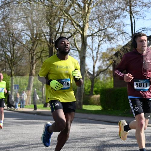 12.04.2026 - 45. Internationalen Wilhelmsburger Insellauf J. Mangold http://msf.ph/oto/9456631 12.04.2026 10:30:57 Ziel 3095, 3016, 2831, 5811, 2325, 5661, 4766, 4329, 4212, 4329, 4212, 5526, 2284, 3584, 3619, 3634, 2780, 5653, 3706 meine-sportfotos.de
