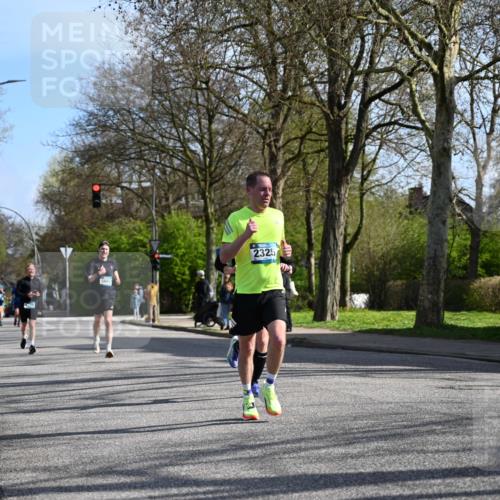 12.04.2026 - 45. Internationalen Wilhelmsburger Insellauf J. Mangold http://msf.ph/oto/9456636 12.04.2026 10:30:58 Ziel 3095, 3016, 2831, 5811, 2325, 5661, 4766, 4329, 4212, 5526, 2284, 3584, 3584, 3619, 3634, 2780, 5653, 3706 meine-sportfotos.de