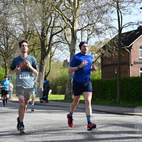 12.04.2026 - 45. Internationalen Wilhelmsburger Insellauf J. Mangold http://msf.ph/oto/9456693 12.04.2026 10:31:12 Ziel 5661, 4766, 4329, 4212, 5526, 2284, 3584, 3619, 3634, 2780, 5653, 3706, 2377 meine-sportfotos.de
