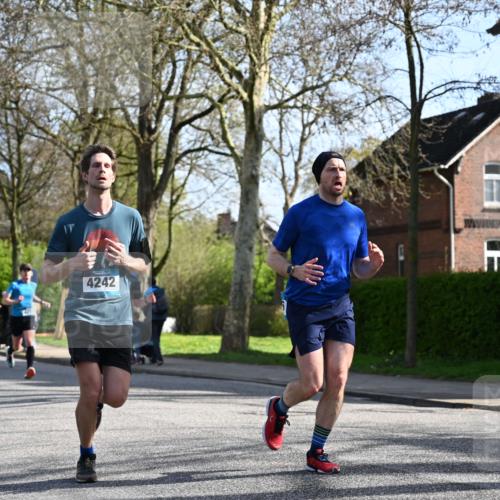 12.04.2026 - 45. Internationalen Wilhelmsburger Insellauf J. Mangold http://msf.ph/oto/9456696 12.04.2026 10:31:12 Ziel 5661, 4766, 4329, 4212, 5526, 2284, 3584, 3619, 3634, 2780, 5653, 3706, 2377 meine-sportfotos.de