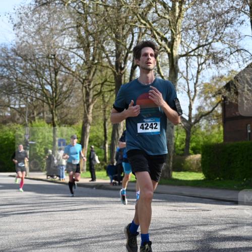 12.04.2026 - 45. Internationalen Wilhelmsburger Insellauf J. Mangold http://msf.ph/oto/9456697 12.04.2026 10:31:12 Ziel 5661, 4766, 4329, 4212, 5526, 2284, 3584, 3619, 3634, 2780, 5653, 3706, 2377 meine-sportfotos.de