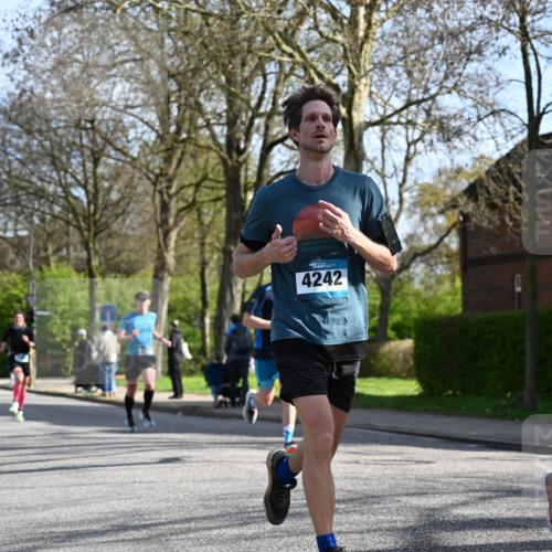 12.04.2026 - 45. Internationalen Wilhelmsburger Insellauf J. Mangold http://msf.ph/oto/9456699 12.04.2026 10:31:12 Ziel 5661, 4766, 4329, 4212, 5526, 2284, 3584, 3619, 3634, 2780, 5653, 3706, 2377 meine-sportfotos.de