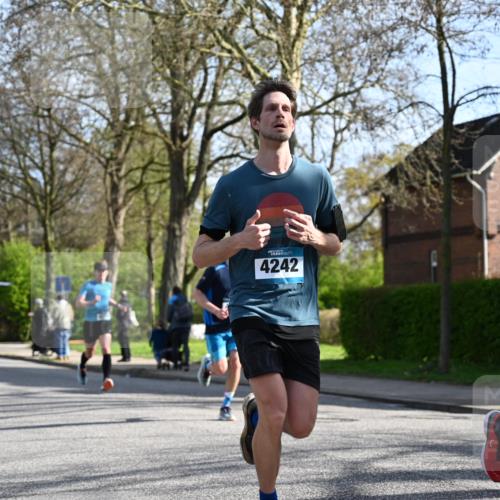 12.04.2026 - 45. Internationalen Wilhelmsburger Insellauf J. Mangold http://msf.ph/oto/9456700 12.04.2026 10:31:12 Ziel 5661, 4766, 4329, 4212, 5526, 2284, 3584, 3619, 3634, 2780, 5653, 3706, 2377 meine-sportfotos.de