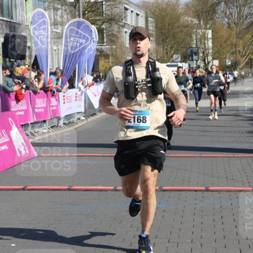 12.04.2026 - 45. Internationalen Wilhelmsburger Insellauf Strokosch-Dieckow http://msf.ph/oto/9456704 12.04.2026 11:03:21 Ziel 2168, 3910, 3700 meine-sportfotos.de
