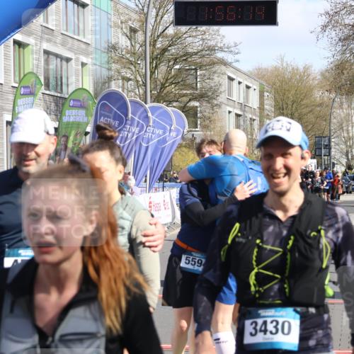 12.04.2026 - 45. Internationalen Wilhelmsburger Insellauf Strokosch-Dieckow http://msf.ph/oto/9456716 12.04.2026 10:46:13 Ziel 5594, 4481, 4682 meine-sportfotos.de