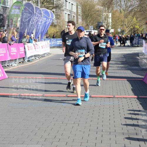 12.04.2026 - 45. Internationalen Wilhelmsburger Insellauf Strokosch-Dieckow http://msf.ph/oto/9456866 12.04.2026 10:46:26 Ziel 3256, 3848, 3849, 5690, 4182, 2460, 2706 meine-sportfotos.de