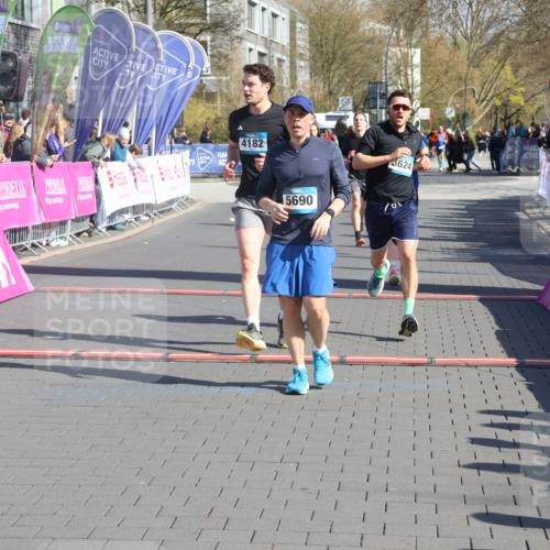 12.04.2026 - 45. Internationalen Wilhelmsburger Insellauf Strokosch-Dieckow http://msf.ph/oto/9456887 12.04.2026 10:46:27 Ziel 3256, 3848, 3849, 5690, 4182, 2460, 2706 meine-sportfotos.de