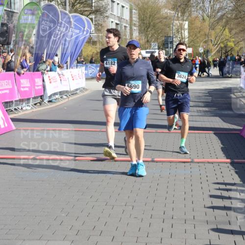 12.04.2026 - 45. Internationalen Wilhelmsburger Insellauf Strokosch-Dieckow http://msf.ph/oto/9456893 12.04.2026 10:46:27 Ziel 3256, 3848, 3849, 5690, 4182, 2460, 2706 meine-sportfotos.de