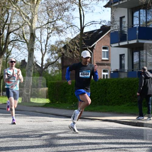 12.04.2026 - 45. Internationalen Wilhelmsburger Insellauf J. Mangold http://msf.ph/oto/9456964 12.04.2026 10:32:10 Ziel 4844, 3666, 3905, 5449, 4554, 4378, 3675, 3876, 3506, 4370, 3983, 3114, 4150, 4150, 3296, 3323, 5639, 2071, 3014 meine-sportfotos.de