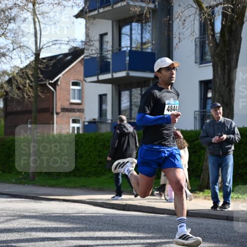 12.04.2026 - 45. Internationalen Wilhelmsburger Insellauf J. Mangold http://msf.ph/oto/9456972 12.04.2026 10:32:11 Ziel 4844, 3666, 3905, 5449, 4554, 4378, 3675, 3876, 3506, 4370, 3983, 3114, 4150, 3296, 3323, 5639, 2071, 3014 meine-sportfotos.de