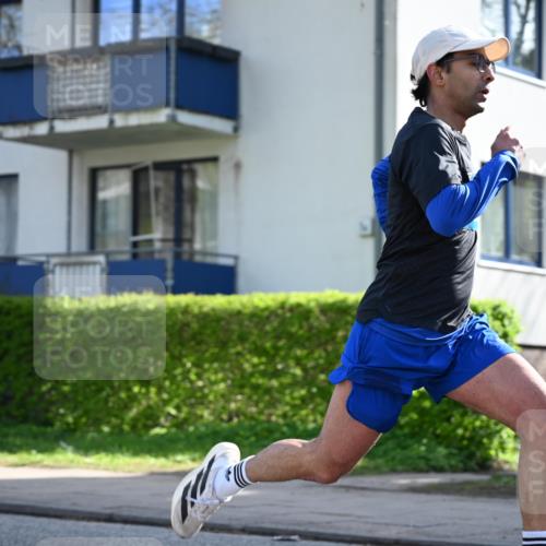 12.04.2026 - 45. Internationalen Wilhelmsburger Insellauf J. Mangold http://msf.ph/oto/9456981 12.04.2026 10:32:11 Ziel 4844, 3666, 3905, 5449, 4554, 4378, 3675, 3876, 3506, 4370, 3983, 3114, 4150, 3296, 3323, 5639, 2071, 3014 meine-sportfotos.de