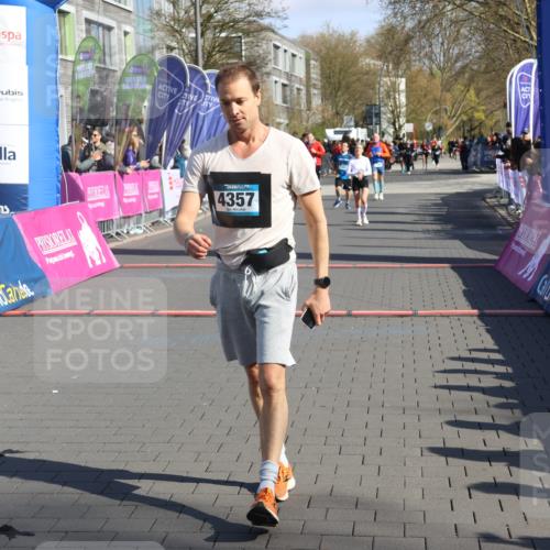 12.04.2026 - 45. Internationalen Wilhelmsburger Insellauf Strokosch-Dieckow http://msf.ph/oto/9457002 12.04.2026 10:46:36 Ziel 4357, 3952, 4755 meine-sportfotos.de