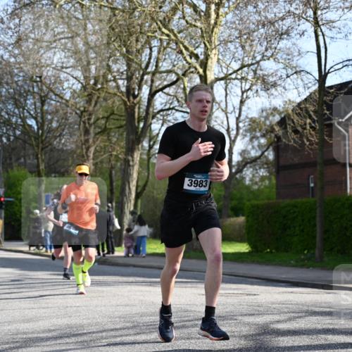 12.04.2026 - 45. Internationalen Wilhelmsburger Insellauf J. Mangold http://msf.ph/oto/9457106 12.04.2026 10:32:34 Ziel 3675, 3876, 3506, 4370, 3983, 3114, 4150, 3296, 3323, 5639, 2071, 3014, 5623, 3708, 4322, 4322, 3327, 5764, 2892 meine-sportfotos.de
