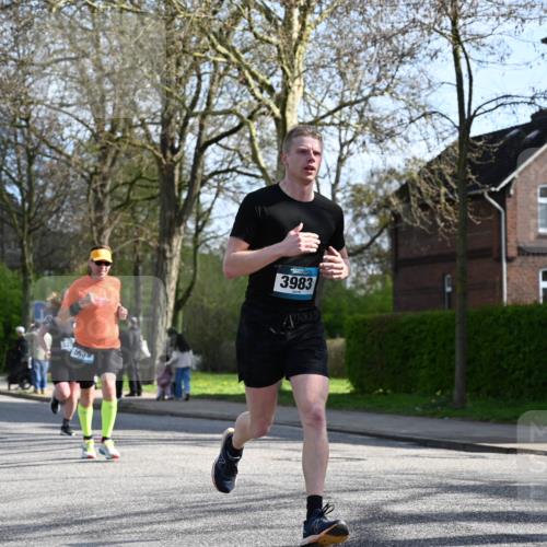 12.04.2026 - 45. Internationalen Wilhelmsburger Insellauf J. Mangold http://msf.ph/oto/9457108 12.04.2026 10:32:34 Ziel 3675, 3876, 3506, 4370, 3983, 3114, 4150, 3296, 3323, 5639, 2071, 3014, 5623, 3708, 4322, 4322, 3327, 5764, 2892 meine-sportfotos.de