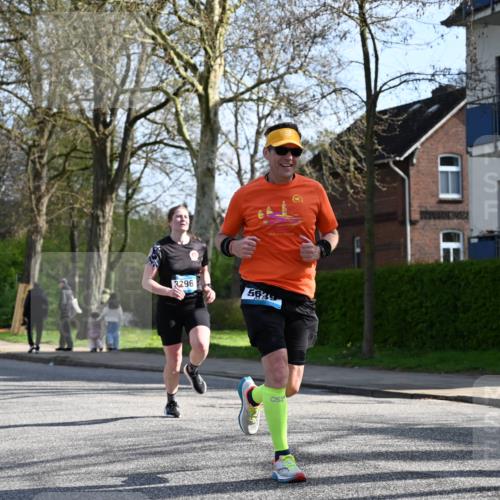 12.04.2026 - 45. Internationalen Wilhelmsburger Insellauf J. Mangold http://msf.ph/oto/9457130 12.04.2026 10:32:36 Ziel 3675, 3876, 3506, 4370, 3983, 3114, 4150, 3296, 3323, 5639, 2071, 3014, 5623, 3708, 4322, 3327, 5764, 2892 meine-sportfotos.de