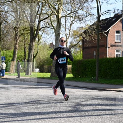 12.04.2026 - 45. Internationalen Wilhelmsburger Insellauf J. Mangold http://msf.ph/oto/9457386 12.04.2026 10:33:06 Ziel 5623, 3708, 4322, 3327, 5764, 2892, 5821, 4738, 2893, 5843, 3447, 3447, 4441, 4945, 4043 meine-sportfotos.de