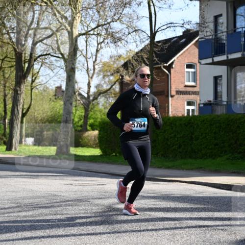 12.04.2026 - 45. Internationalen Wilhelmsburger Insellauf J. Mangold http://msf.ph/oto/9457403 12.04.2026 10:33:07 Ziel 5623, 3708, 4322, 3327, 5764, 2892, 5821, 4738, 2893, 5843, 3447, 4441, 4441, 4945, 4043, 2632 meine-sportfotos.de