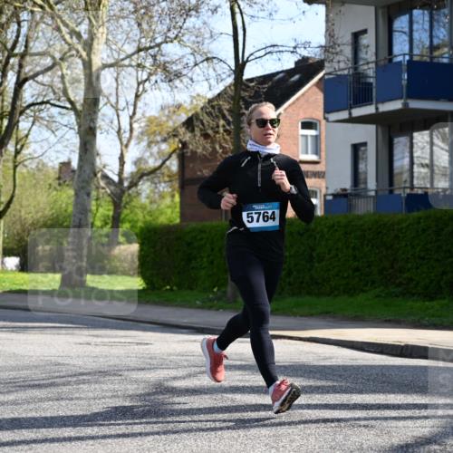 12.04.2026 - 45. Internationalen Wilhelmsburger Insellauf J. Mangold http://msf.ph/oto/9457408 12.04.2026 10:33:07 Ziel 5623, 3708, 4322, 3327, 5764, 2892, 5821, 4738, 2893, 5843, 3447, 4441, 4441, 4945, 4043, 2632 meine-sportfotos.de