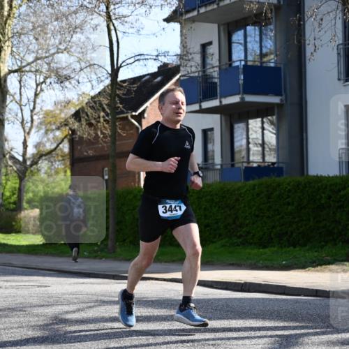 12.04.2026 - 45. Internationalen Wilhelmsburger Insellauf J. Mangold http://msf.ph/oto/9457591 12.04.2026 10:33:32 Ziel 5821, 4738, 2893, 5843, 3447, 4441, 4945, 4043, 2632, 2504, 4196, 5238, 5239, 5294, 3841, 3605, 2547, 3424, 3924, 4493 meine-sportfotos.de