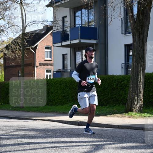 12.04.2026 - 45. Internationalen Wilhelmsburger Insellauf J. Mangold http://msf.ph/oto/9457636 12.04.2026 10:33:35 Ziel 5821, 4738, 2893, 5843, 3447, 4441, 4945, 4043, 2632, 2504, 4196, 5238, 5239, 5294, 3841, 3605, 2547, 3424, 3924, 4493, 3945 meine-sportfotos.de