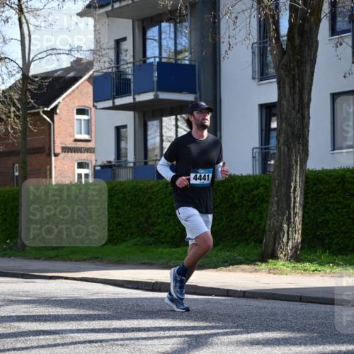 12.04.2026 - 45. Internationalen Wilhelmsburger Insellauf J. Mangold http://msf.ph/oto/9457638 12.04.2026 10:33:35 Ziel 5821, 4738, 2893, 5843, 3447, 4441, 4945, 4043, 2632, 2504, 4196, 5238, 5239, 5294, 3841, 3605, 2547, 3424, 3924, 4493, 3945 meine-sportfotos.de