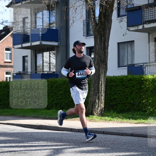 12.04.2026 - 45. Internationalen Wilhelmsburger Insellauf J. Mangold http://msf.ph/oto/9457643 12.04.2026 10:33:35 Ziel 5821, 4738, 2893, 5843, 3447, 4441, 4945, 4043, 2632, 2504, 4196, 5238, 5239, 5294, 3841, 3605, 2547, 3424, 3924, 4493, 3945 meine-sportfotos.de