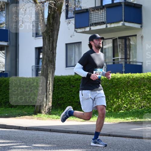 12.04.2026 - 45. Internationalen Wilhelmsburger Insellauf J. Mangold http://msf.ph/oto/9457657 12.04.2026 10:33:36 Ziel 5821, 4738, 2893, 5843, 3447, 4441, 4945, 4043, 2632, 2504, 4196, 5238, 5239, 5294, 3841, 3605, 2547, 2547, 3424, 3924, 4493, 3945 meine-sportfotos.de