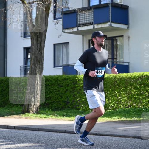 12.04.2026 - 45. Internationalen Wilhelmsburger Insellauf J. Mangold http://msf.ph/oto/9457659 12.04.2026 10:33:36 Ziel 5821, 4738, 2893, 5843, 3447, 4441, 4945, 4043, 2632, 2504, 4196, 5238, 5239, 5294, 3841, 3605, 2547, 2547, 3424, 3924, 4493, 3945 meine-sportfotos.de