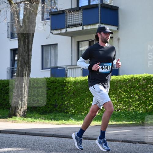 12.04.2026 - 45. Internationalen Wilhelmsburger Insellauf J. Mangold http://msf.ph/oto/9457661 12.04.2026 10:33:36 Ziel 5821, 4738, 2893, 5843, 3447, 4441, 4945, 4043, 2632, 2504, 4196, 5238, 5239, 5294, 3841, 3605, 2547, 2547, 3424, 3924, 4493, 3945 meine-sportfotos.de