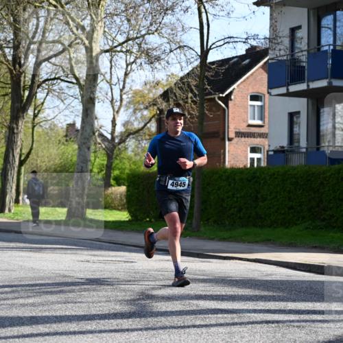 12.04.2026 - 45. Internationalen Wilhelmsburger Insellauf J. Mangold http://msf.ph/oto/9457680 12.04.2026 10:33:39 Ziel 3447, 4441, 4945, 4043, 2632, 2504, 4196, 5238, 5239, 5294, 5238, 5239, 5294, 3841, 3605, 2547, 3424, 3924, 4493, 3945, 3613 meine-sportfotos.de
