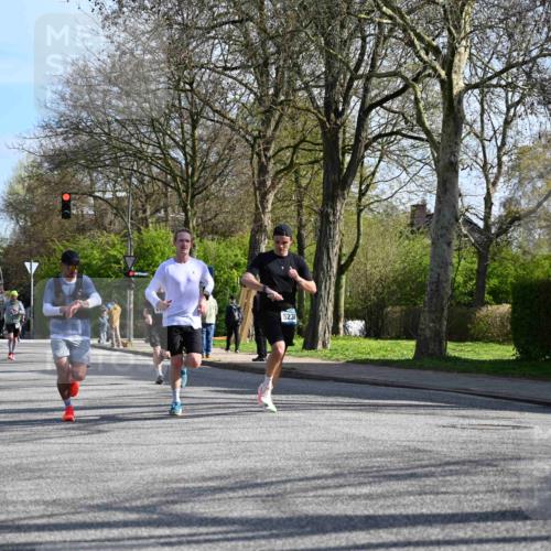 12.04.2026 - 45. Internationalen Wilhelmsburger Insellauf J. Mangold http://msf.ph/oto/9457760 12.04.2026 10:33:51 Ziel 4945, 4043, 2632, 2504, 4196, 5238, 5239, 5294, 3841, 3605, 2547, 3424, 3924, 4493, 3945, 3613, 3613, 2270, 4555, 2472, 2559, 3636, 3929, 5480, 3042, 3065 meine-sportfotos.de