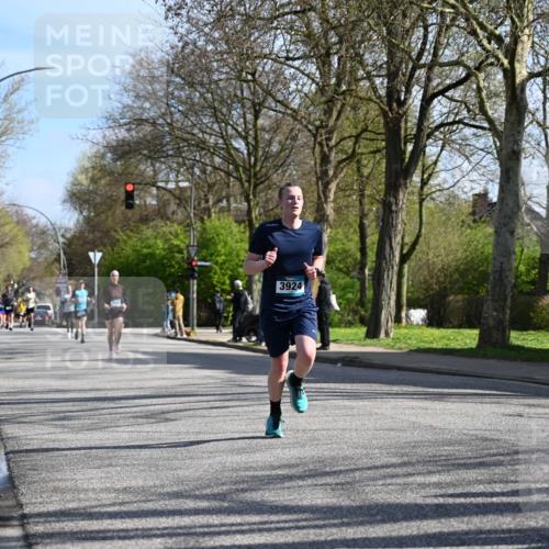 12.04.2026 - 45. Internationalen Wilhelmsburger Insellauf J. Mangold http://msf.ph/oto/9457803 12.04.2026 10:34:05 Ziel 3841, 3605, 2547, 3424, 3924, 4493, 3945, 3613, 2270, 4555, 2472, 2559, 3636, 3929, 5480, 3042, 3065, 2123, 3485, 3133, 4807, 3385 meine-sportfotos.de
