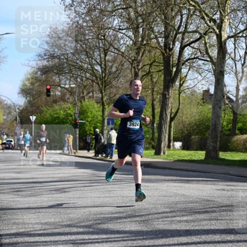 12.04.2026 - 45. Internationalen Wilhelmsburger Insellauf J. Mangold http://msf.ph/oto/9457806 12.04.2026 10:34:05 Ziel 3841, 3605, 2547, 3424, 3924, 4493, 3945, 3613, 2270, 4555, 2472, 2559, 3636, 3929, 5480, 3042, 3065, 2123, 3485, 3133, 4807, 3385 meine-sportfotos.de