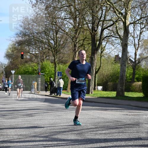 12.04.2026 - 45. Internationalen Wilhelmsburger Insellauf J. Mangold http://msf.ph/oto/9457808 12.04.2026 10:34:05 Ziel 3841, 3605, 2547, 3424, 3924, 4493, 3945, 3613, 2270, 4555, 2472, 2559, 3636, 3929, 5480, 3042, 3065, 2123, 3485, 3133, 4807, 3385 meine-sportfotos.de