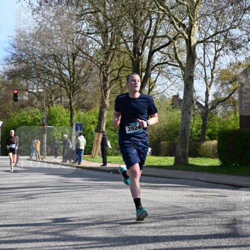 12.04.2026 - 45. Internationalen Wilhelmsburger Insellauf J. Mangold http://msf.ph/oto/9457813 12.04.2026 10:34:05 Ziel 3841, 3605, 2547, 3424, 3924, 4493, 3945, 3613, 2270, 4555, 2472, 2559, 3636, 3929, 5480, 3042, 3065, 2123, 3485, 3133, 4807, 3385 meine-sportfotos.de