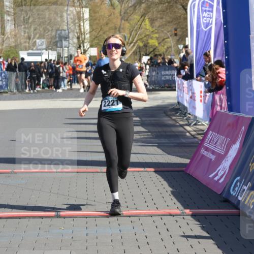 12.04.2026 - 45. Internationalen Wilhelmsburger Insellauf Strokosch-Dieckow http://msf.ph/oto/9457895 12.04.2026 11:04:25 Ziel 2221 meine-sportfotos.de